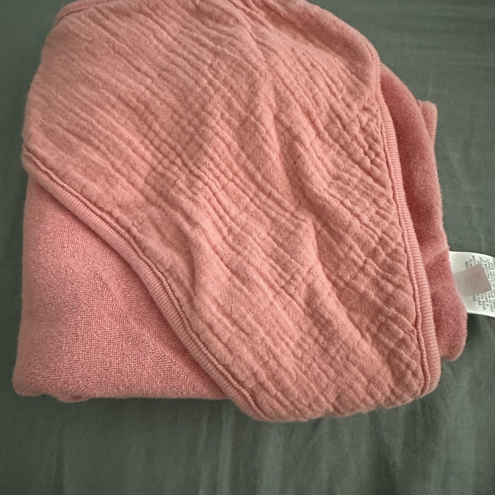 Pack of 3 Cloud Island Infant Hooded Towels with matching washcloths - Picture 3 of 6